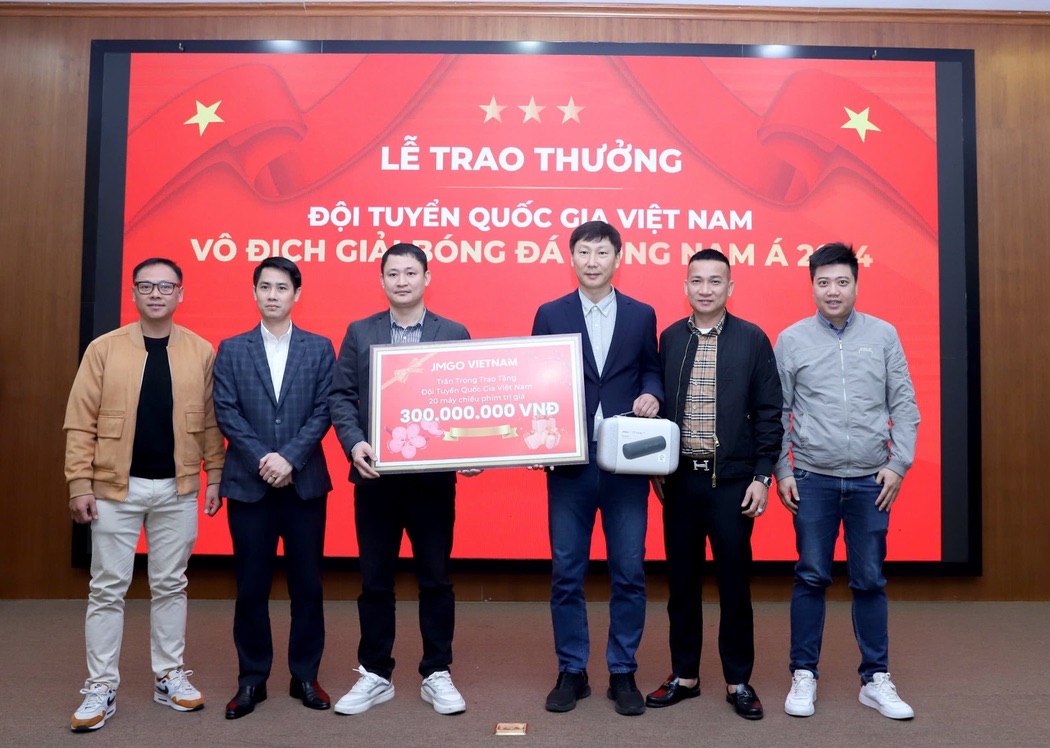 JMGO Việt Nam trao tặng máy chiếu cho Đội tuyển Quốc gia Việt Nam