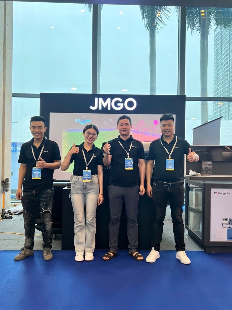Đội ngũ Bradwell tại gian hàng JMGO